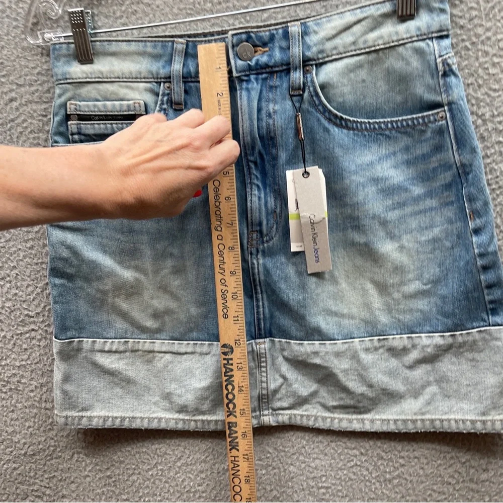 Calvin Klein denim mini skirt Size 30 w/pockets new w/tags distressed stone blue - Picture 6 of 14